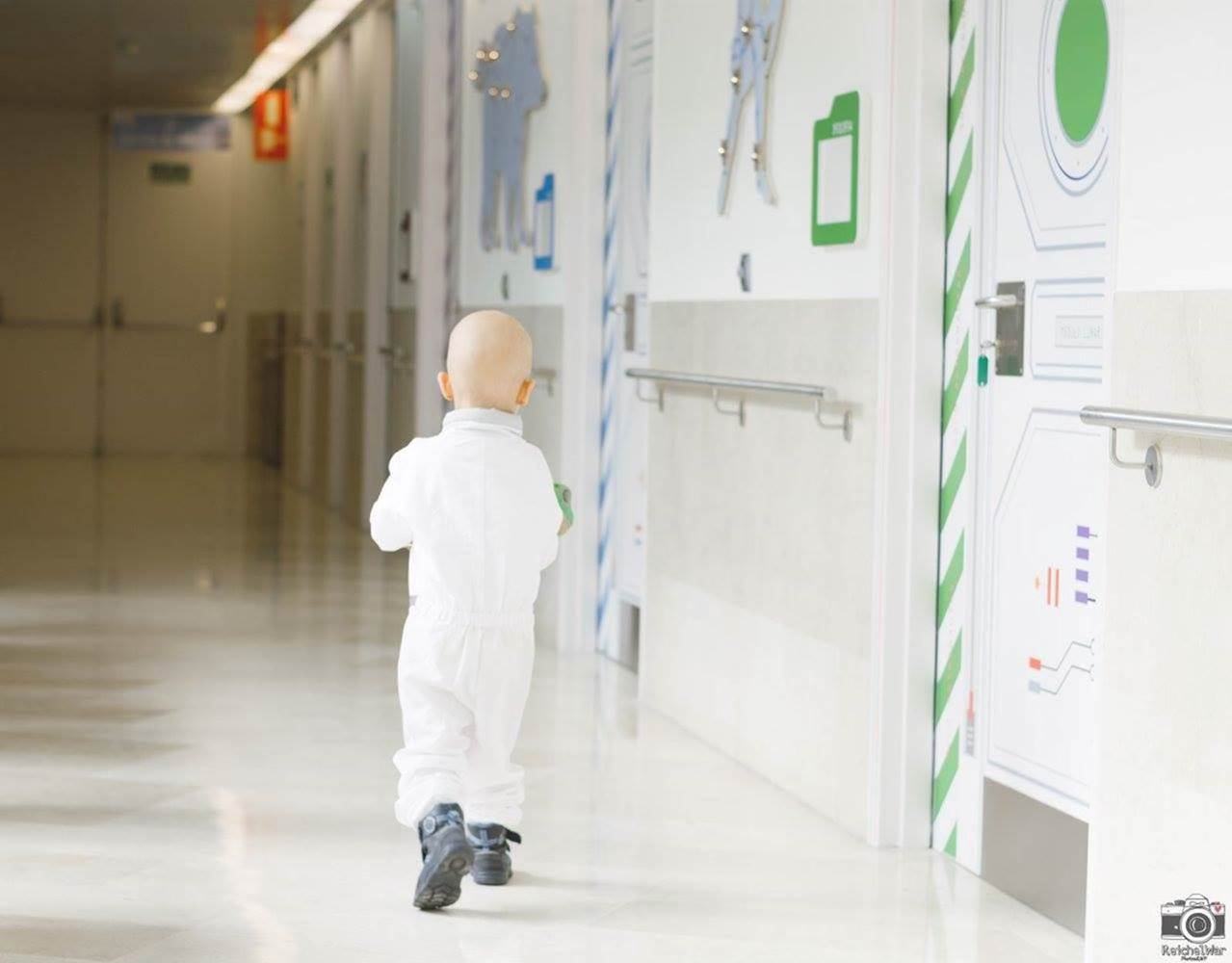 niño cancer yendo a la estación lunar