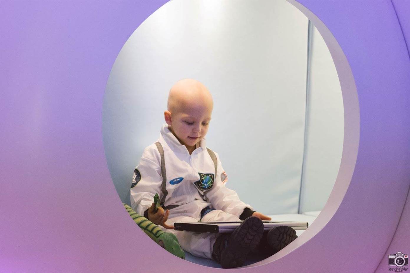 niño cáncer en estación lunar