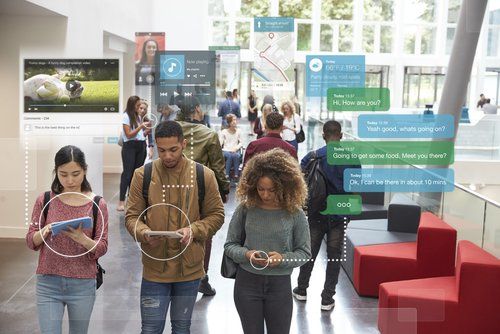 nativos digitales utilizando las redes sociales