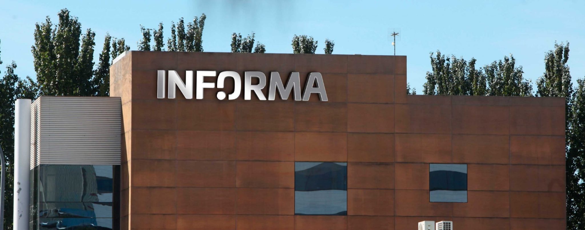 MONTAJE NUEVO LOGO INFORMA scaled