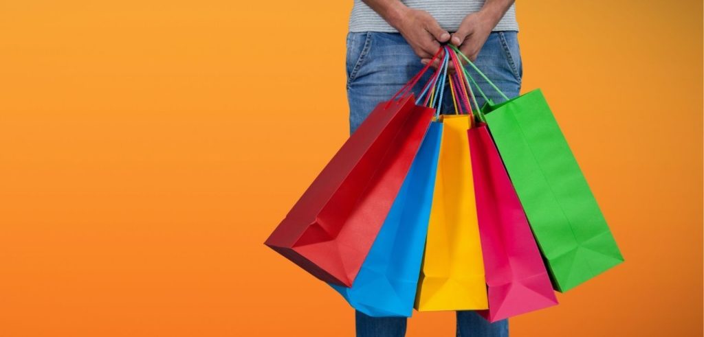 hombre con bolsas de compras