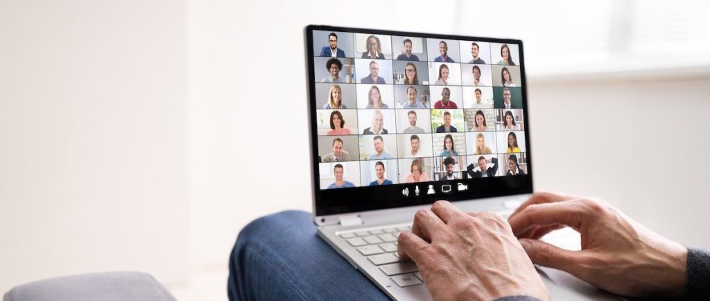 Una persona teletrabajando